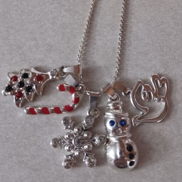 Festive AVON Christmas Charm Necklace, 18" - Picture 5 of 5